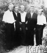 26.06.1954, Rudnik-Dżezkazgan, Karagandyjska obł., Kazachska SRR, ZSRR.
Więźniowie łagru w dwa dni po zwolnieniu z obozu. Od lewej: Stanisław Lelewicz, NN, Romuald Kononowicz, Wacław Juchniewicz (jeszcze w łagrze, na przepustce), Stanisław Syryca.
Fot. NN, zbiory Ośrodka KARTA, udostępnił Romuald Kononowicz