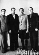 07.11.1954, Rudnik-Dżezkazgan, Karagandyjska obł., Kazachska SRR, ZSRR.
Czterech mężczyzn stojących przy ścianie. Romuald Kononowicz (pierwszy od prawej) po zwolnieniu z łagru, razem z kolegami z obozu (Ukraińcy, NN), we wspólnie zamieszkiwanym pokoju.
Fot. NN, zbiory Ośrodka KARTA, udostępnił Romuald Kononowicz