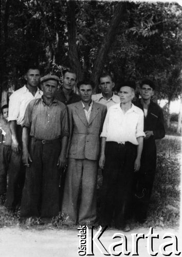 08.05.1954, Dżezkazgan, Karagandyjska obł., Kazachska SRR, ZSRR.
Więźniowie łagru na przepustce w parku; drugi od lewej z tyłu: Romuald Kononowicz, trzeci: Wacław Gruszewski; pozostali nierozpoznani (Ukraińcy).
Fot. NN, zbiory Ośrodka KARTA, udostępnił Romuald Kononowicz