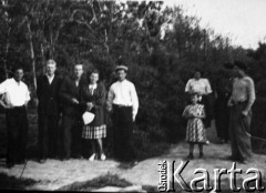 7.07.1954, Rudnik-Dżezkazgan, Karagandyjska obł., Kazachska SRR, ZSRR.
Trzeci od lewej: Romuald Kononowicz z żoną (nie była więziona w łagrze) oraz kolegami z obozu.
Fot. NN, zbiory Ośrodka KARTA, udostępnił Romuald Kononowicz