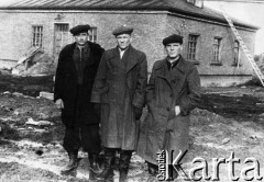 Maj 1955, Kajerkan k/Norylska, Krasnojarski Kraj, ZSRR.
Więźniowie łagrów w tydzień po zwolnieniu. Trzech mężczyzn na tle budynku. Od lewej: Józef Bałtuszyn (Litwin), Władysław (nazwisko nieznane, Ukrainiec), Jan Waszkiewicz.
Fot. NN, zbiory Ośrodka KARTA, udostępnił  Jan Waszkiewicz