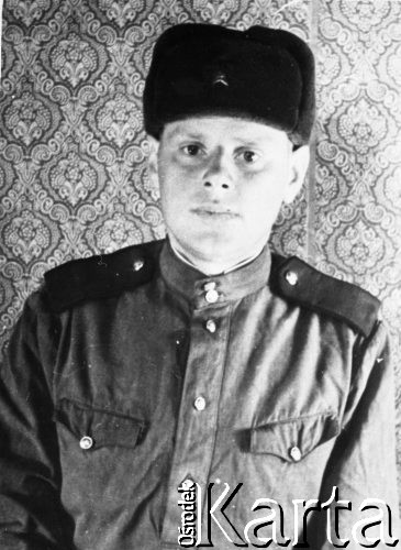 01.05.1956, Krasnojarski Kraj?, ZSRR.
Zubryk (imię nieznane), Polak, podczas służby w Armii Radzieckiej - zdjęcie portretowe.
Fot. NN, zbiory Ośrodka KARTA, udostępnił Jan Waszkiewicz