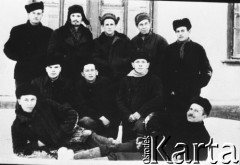 1955, Karaganda, Karagandyjska obł., Kazachska SRR, ZSRR.
Więźniowie łagru; grupa mężczyzn w strojach zimowych przed budynkiem, drugi od prawej: Stanisław Kowalewski, pozostali nierozpoznani.
Fot. NN, zbiory Ośrodka KARTA, udostępnił Stanisław Kowalewski