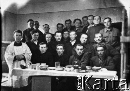 1956, Karaganda, Karagandyjska obł., Kazachska SRR, ZSRR.
Wielkanoc 1956. Z lewej stoi ksiądz, drugi od prawej stoi: Stanisław Kowalewski. 
Fot. NN, zbiory Ośrodka KARTA, udostępnił Stanisław Kowalewski