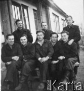 1956, Karaganda, Karagandyjska obł., Kazachska SRR, ZSRR.
Grupa mężczyzn przed barakiem. Pierwszy od lewej: Stanisław Kowalewski.
Fot. NN, zbiory Ośrodka KARTA, udostępnił Stanisław Kowalewski