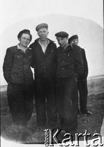 1956, Karaganda, Karagandyjska obł., Kazachska SRR, ZSRR.
Czterech mężczyzn na tle krajobrazu. Drugi od lewej: Stanisław Kowalewski, pozostałe osoby nierozpoznane.
Fot. NN, zbiory Ośrodka KARTA, udostępnił Stanisław Kowalewski