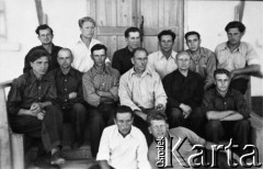 1955, Karaganda, Karagandyjska obł., Kazachska SRR, ZSRR.
Polacy zesłani do ZSRR, grupa mężczyzn przed budynkiem, w tylnym rzędzie drugi od lewej: Jan Bisłyk (spod Wilna), trzeci od lewej: Stanisław Kowalewski; pozostałe osoby nierozpoznane.
Fot. NN, zbiory Ośrodka KARTA, udostępnił Stanisław Kowalewski