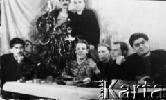 1955, Dżezkazgan, Karagandyjska obł., Kazachska SRR, ZSRR.
Wigilia zesłańców. Przy choince, w pasiastej koszulce: Stanisław Niedźwiecki, drugi z prawej: Eugeniusz Dorożko; zdjęcie z 1955-56 roku.
Fot. NN, zbiory Ośrodka KARTA, udostępnił Stanisław Niedźwiecki