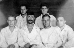 7.11.1956, Dżezkazgan, Karagandyjska obł., Kazachstan, ZSRR.
Zesłańcy, drugi z prawej siedzi Stanisław Niedźwiecki.
Fot. NN, zbiory Ośrodka KARTA, udostępnił Stanisław Niedźwiecki.
