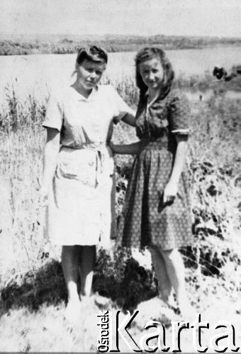 20.08.1955, Kingir, Karagandyjska obł., Kazachska SRR, ZSRR.
Kazimiera Leśkiewicz i Alfa Petruskajte, (byłe?) więźniarki łagru w gospodarstwie rolnym (na łące nad rzeką).
Fot. NN, zbiory Ośrodka KARTA, udostępniła Kazimiera Gryguś