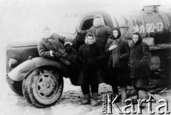 19.02.1955, Kingir, Karagandyjska obł., Kazachska SRR, ZSRR.
Grupa więźniarek - kobiety w waciakach, wśród nich Tekla Impierowicz - przy ciężarówce.
Fot. NN, zbiory Ośrodka KARTA, udostępniła Tekla Komar.
