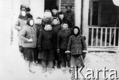 18.02.1955, Kingir, Karagandyjska obł., Kazachska SRR, ZSRR.
Brygada więźniarek: Ukrainki, Rosjanki, Polka: Tekla Impierowicz - kobiety w waciakach przed budynkiem.
Fot. NN, zbiory Ośrodka KARTA, udostępniła Tekla Komar.

