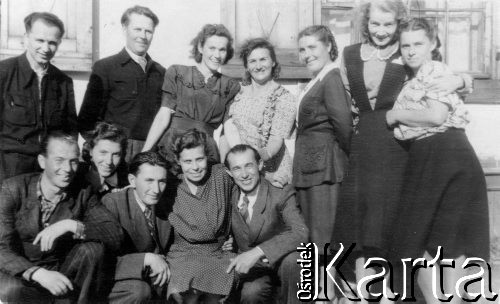 1955, Workuta, Komi ASRR, ZSRR.
Polacy zwolnieni z łagrów, w oczekiwaniu na wyjazd do Polski; grupa ludzi przed budynkiem. Podpis na odwrocie: „Garstka Polaków na Workucie w latach 1945-1955. Wisia