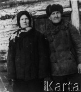 1952, Sawinowo, Irkucka obł., ZSRR.
Leon i Waleria Stawryłłowie na zesłaniu, przed kupionym od kołchozu domem. Zdjęcie z 1952 lub 1953 roku.
Fot. NN, zbiory Ośrodka KARTA, udostępnił Ryszard Mackiewicz Ryszard Mackiewicz