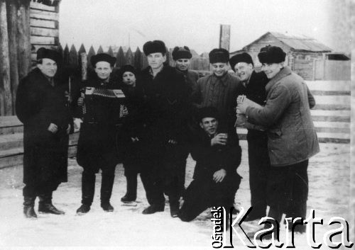 11.11.1956, Załazi, Irkucka obł., ZSRR.
Henryk Stawryłło (drugi z prawej) na zesłaniu, z grupą Litwinów na terenie osady fabrycznej zakładu remontowego maszyn rolniczych - na parę tygodni przed wyjazdem do Polski.
Fot. NN, zbiory Ośrodka KARTA, udostępnił Ryszard Mackiewicz