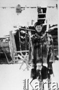 1951, Syberia, ZSRR.
Mężczyzna w ubraniu z kawałków futra przed rozwalającym się drewnianym domem. Bolesław Stankunowicz z Bukańców pow. Wiłkomierz, Litwa Kowieńska. Wywieziony w 1941 roku na Syberię - przed własnym domem.
Fot. NN, zbiory Ośrodka KARTA, udostępnił Ryszard Mackiewicz