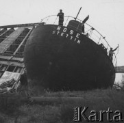 Listopad 1949, Opole nad Odrą, Polska.
Inwentaryzacja zniszczeń wojennych prowadzona przez pracowników Rejonowego Zarządu Dróg Wodnych. Mężczyźni stoją na pokładzie zniszczonego statku Hose Stettin. Po lewej stronie widoczne są połamane elementy z drewna. 
Fot. Stanisław Hawryłkiewicz, zbiory Ośrodka KARTA, udostępnił Ryszard Mackiewicz.