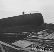 Listopad 1949, Opole nad Odrą, Polska.
Inwentaryzacja zniszczeń wojennych prowadzona przez pracowników Rejonowego Zarządu Dróg Wodnych. Kadłub zniszczonego statku Hose Stettin. Na pierwszym planie - połamane elementy z drewna. 
Fot. Stanisław Hawryłkiewicz, zbiory Ośrodka KARTA, udostępnił Ryszard Mackiewicz.