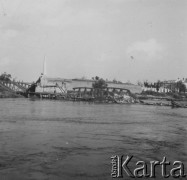 Listopad 1949, Opole nad Odrą, Polska.
Inwentaryzacja zniszczeń wojennych prowadzona przez pracowników Rejonowego Zarządu Dróg Wodnych. Widok na zniszczone przęsła mostu. W tle widoczne są ruiny zabudowań.
Fot. Stanisław Hawryłkiewicz, zbiory Ośrodka KARTA, udostępnił Ryszard Mackiewicz.