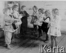1950, Pawłowsk, Irkucka obł., ZSRR.
Grupa przedszkolaków podczas przedstawienia, na fotografii m.in. dzieci  Wincentynego i Józefy Legieckich, deportowanych do ZSRR i pracujących w tajdze przy zbieraniu żywicy.
Fot. NN, zbiory Ośrodka KARTA, udostępnił Ryszard Mackiewicz