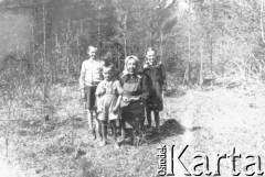 1953, Pawłowsk, Irkucka obł., ZSRR.
Lato w tajdze. Rodzeństwo Legieckich z matką.
Fot. NN, zbiory Ośrodka KARTA, udostępnił Ryszard Mackiewicz