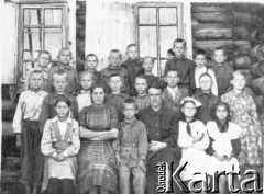 01.09.1952, Gaite, Irkucka obł., ZSRR.
Uczniowie rosyjskiej szkoły podstawowej w Pawłowsku, na zdjęciu m.in. pierwszy od lewej w górnym rzędzie: Walek Legiecki.
Fot. NN, zbiory Ośrodka KARTA, udostępnił Ryszard Mackiewicz