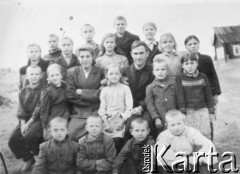 1951, Gaite, Irkucka obł., ZSRR.
Uczniowie rosyjskiej szkoły, na zdjęciu m.in. rodzeństwo Legieckich.
Fot. NN, zbiory Ośrodka KARTA, udostępnił Ryszard Mackiewicz