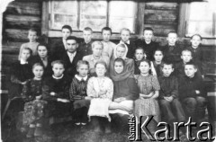 1954, Gaite, Irkucka obł., ZSRR.
Ośmioklasowa szkoła podstawowa w Gaite (7 km od Pawłowska). Uczniowie klasy piątej wraz z nauczycielami. Pierwsza z prawej w górnym rzędzie: Krystyna Legiecka.
Fot. NN, zbiory Ośrodka KARTA, udostępnił Ryszard Mackiewicz