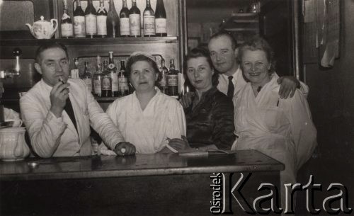 lata 50-te, brak miejsca, Polska
Pracownicy restauracji za barem na tle półek z alkoholem.
Fot. NN, zbiory Ośrodka KARTA, udostępnił Ryszard Mackiewicz.