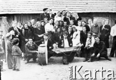 1955, Karaganda, Karagandyjska obł., Kazachska SRR, ZSRR.
Wesele jednego z Ukraińców przebywających na przymusowej zsyłce. Duża grupa ludzi przez budynkiem. W środku państwo młodzi. Tuż nad mężczyzną z cymbałkami: Bolesław Kratus, pozostali Ukraińcy.
Fot. NN, zbiory Ośrodka KARTA, udostępnił Bolesław Kratus