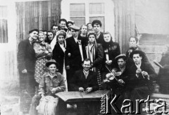 1955, Karaganda, Karagandyjska obł., Kazachska SRR, ZSRR.
Wesele jednego z Ukraińców przebywających na przymusowej zsyłce. Grupa ludzi (w tym państwo młodzi) przed budynkiem. Z tyłu, piąty od prawej: Bolesław Kratus, pozostali Ukraińcy.
Fot. NN, zbiory Ośrodka KARTA, udostępnił Bolesław Kratus