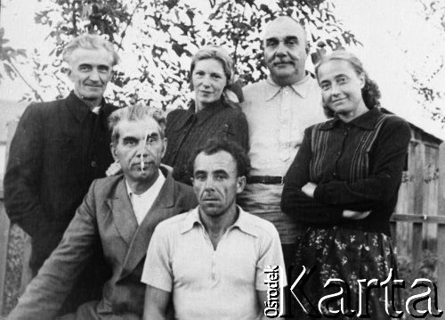 16.10.1955, Karaganda, Karagandyjska obł., Kazachska SRR, ZSRR.
Na przymusowej zsyłce. Na dole, w koszuli z krótkim rękawem: Bolesław Kratus, pozostali Rosjanie. Podpis na odwrocie: 