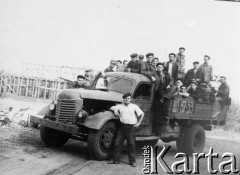1955, Karaganda, Karagandyjska obł., Kazachska SRR, ZSRR.
Na przymusowej zsyłce. Grupa ludzi na ciężarówce, pierwszy z prawej: Bolesław Kratus.
Fot. NN, zbiory Ośrodka KARTA, udostępnił Bolesław Kratus