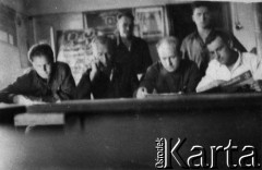 Brak daty, Workuta, Komi ASRR, ZSRR.
Grupa mężczyzn czytających gazety.
Fot. NN, zbiory Ośrodka KARTA, udostępnił Eryk Barcz