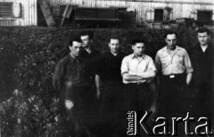 Lipiec 1955, Workuta, Komi ASRR, ZSRR.
Grupa mężczyzn przed budynkiem. Drugi od prawej: Wasilewski (imię nieznane), trzeci Eryk Barcz (vel Lech Kożuchowski).
Fot. NN, zbiory Ośrodka KARTA, udostępnił Eryk Barcz