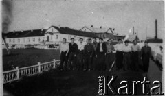 Brak daty, Workuta, Komi ASRR, ZSRR.
I Kapitalna. Grupa mężczyzn idzie drogą.
Fot. NN, zbiory Ośrodka KARTA, udostępnił Eryk Barcz