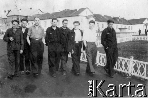 1955, Workuta, Komi ASRR, ZSRR.
Obóz kopalni I Kapitalna, grupa Polaków na tle obozowego szpitala. Idą od lewej: NN, NN, Wasilewski, NN, Wojciechowski, Sznajder, Eryk Barcz (Lech Kożuchowski), NN.
Fot. NN, zbiory Ośrodka KARTA, udostępnił Eryk Barcz.
