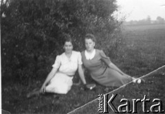 Brak daty, brak miejsca.
Krystyna i Zofia (nazwiska nieznane) z Mostów n. Niemnem, zwolnione z obozu w 1945 r., skierowane na zsyłkę do Taszkientu, gdzie zginęły podczas trzęsienia ziemi (?).
Fot. NN, zbiory Ośrodka KARTA, udostępnił Renard Bronisław Michalski