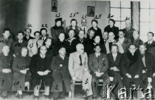 8.03.1944, Teheran, Iran
Lekarze pracujący w Szpitalu Cywilnym. 1) dr Sulejmani, 2) dr Haszatjan (?), 3) nazwisko nieczytelne, 4) dr Petrosjan, 5) dr Chaczaturjan, 6) felczer Sazwar, 7) felczer Awidon, 8) dr Kopeć, 9) dr Aleksandrowicz, 10) dr Węgierkowa, 11) dr Banusz, 12) dr Flanc, 13) dentysta Wajs, 14) dentystka Gutowska, 15) dr Podhajska, 16) dr Szemberg, 17) dr Glas, 18) dr Starzewski, 19) dr Bajkowski, 20) dr Hupert, 21) dr Leon Wochfejler (?), 22) dentysta Jaworski, 23) dr Kapernicka, 24) dr Pokonis, 25) dr Bujwid-Dzwilowa, 26) dr Siedlecki, 27) felczerka Pęska, 28) dr Korneli, 29) dr Zapratyński, 30) dr Strzygowska, 31) dr Brończyk.
Fot. NN, zbiory Ośrodka KARTA, udostępniła Krystyna Sozańska.