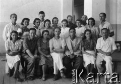1945, Fergana, Fergańska obł., Uzbekistan, ZSRR.
Nauczyciele szkoły polskiej.
Fot. NN, zbiory Ośrodka KARTA, udostępniła Danuta Barzach
