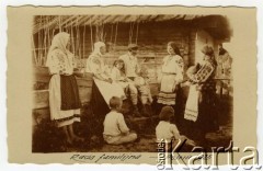 1925, Polesie, Polska
Grupa osób przed chatą, podpis pod zdjęciem: 