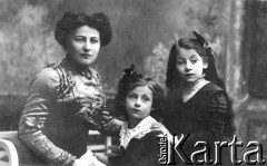 1913, brak miejsca.
Polacy represjonowani w ZSRR. Od lewej: Pola Sztencel z córkami - Celiną (zmarła prawd. w Taszkiencie w 1941 r.) i Haliną (zmarła w Komi w 1943 r.).
Fot. NN, zbiory Ośrodka KARTA, udostępniła Kazimiera Cottam