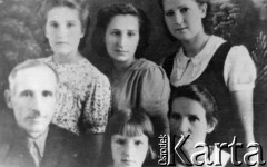 Marzec 1946, Ałtajski Kraj, ZSRR.
Rodzina Stanisława i Bolesławy Sieniateckich na zesłaniu w ZSRR. Od lewej siedzą: Stanisław, Emilia, Bolesława; stoją ich dzieci: Janina, Czesława, Olga.
Fot. NN, zbiory Ośrodka KARTA, udostępnił Edward Sieniatecki