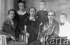 1925, Drohobycz, woj. lwowskie, Polska.
Polacy represjonowani w ZSRR. Rodzina Jana i Zofii Sieniateckich. Siedzą Jan i Zofia Sieniateccy, stoją ich dzieci, od lewej: Stanisława, Genowefa, Edward, Mieczysław. Jan Sieniatecki zmarł w Ałtajskim Kraju w 1943, Mieczysław zmarł w Tobolsku w 1941.
Fot. NN, zbiory Ośrodka KARTA, udostępnił Edward Sieniatecki