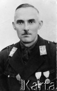 Kwiecień 1939, brak miejsca.
Polacy represjonowani w ZSRR. Paweł Jakub Bąk, starszy przodownik Policji Państwowej, do września 1939 r. komentant posterunku w Brzezinach Śląskich pow. Tarnowskie Góry; aresztowany przez NKWD i rozstrzelany w Twerze; na zdjęciu w mundurze z przypiętymi medalami za walkę w Powstaniach Śląskich.
Fot. NN, zbiory Ośrodka KARTA, udostępniła Zofia Kotuła