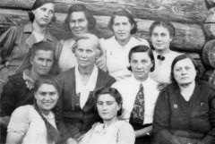 21.10.1943, Swiekłosowchoz, Barnaulska obł., Kazachstan, ZSRR.
Personel przedszkola i polskiej szkoły, w sukni z białym kołnierzem siedzi Janina Horbowska-Zarankowa.
Fot. NN, zbiory Ośrodka KARTA, udostępnił Piotr Horbowski.
