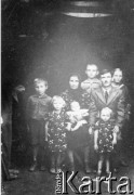 1939, Polska.
Rodzina Sarneckich na krótko przed deportacją do ZSRR. Rodzice Adam i Maria, dzieci (od lewej): Władysław, Wanda, Emilia, Adam, Danuta, Genowefa.
Fot. NN, zbiory Ośrodka KARTA, udostępniła Emilia Szostek