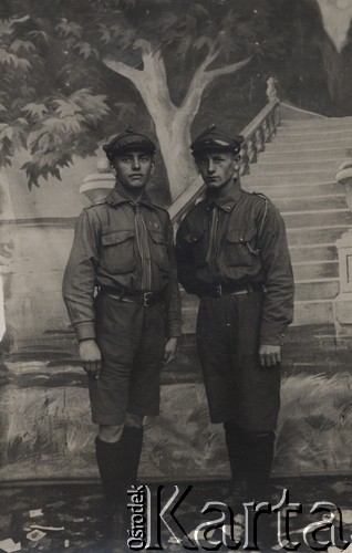 Lipiec 1930, Kartuzy, woj. Pomorskie, Polska
Dwaj harcerze w mundurach na tle namalowanego pejzażu.
Fot. NN, zbiory Ośrodka KARTA, udostępniła P. Kruszewska
 
