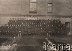 Przed 1939, brak miejsca, Polska
Grupa żołnierzy Wojska Polskiego przed budynkiem koszar.
Fot. NN, zbiory Ośrodka KARTA, udostępniła P. Kruszewska
 
