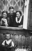 Czerwiec 1936, Baranowicze, woj. Nowogródek, Polska
Rodzina Gilejków, stoją od lewej: Eugenia Gilejko (siostra Jana), Jan Gilejko (aresztowany w 1939 r. w Stołpcach i wywieziony na Kołymę), Łucja Gilejko (żona Jana), na dole Jan Stanisław Tumiłowicz.
Fot. NN, zbiory Ośrodka KARTA, udostępnił Jan Stanisław Tumiłowicz.
